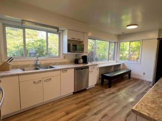 Central Area 8 BR House with AC, Parking - Vancouver - 5