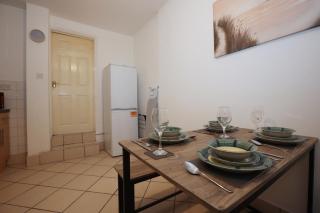 Mansfield House By N And N Stays,Perfect for contractors & Workers, Close to Principality stadium and Cardiff centre, free on street parking Great Location - 4