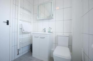 Llwyn Pia by N And N Stays Ltd, with Private Pool, Sauna and hot tub, perfect for relocation, workers or Your Ideal Getaway - Cardiff - 2