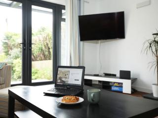 Llwyn Pia by N And N Stays Ltd, with Private Pool, Sauna and hot tub, perfect for relocation, workers or Your Ideal Getaway - Cardiff - 3
