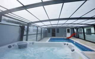 Llwyn Pia by N And N Stays Ltd, with Private Pool, Sauna and hot tub, perfect for relocation, workers or Your Ideal Getaway - Cardiff - 0