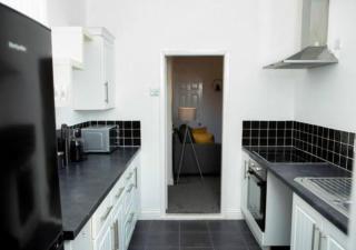 Heartwarming 3 BR Willow House with Free Parking - 5