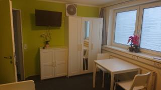 Dreibettzimmer mit Gemeinschaftsküche und je 2 Dusch- und 2 Toilettenzimmern - 1