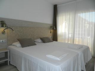 Moderno con piscina en L'Estartit by Host&Joy - 7