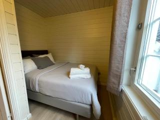 Free Parking at Cozy & Central Getaway - 9