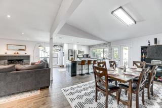 Outdoor Pool and Fire Pit Modern Austin Home - Austin - 8