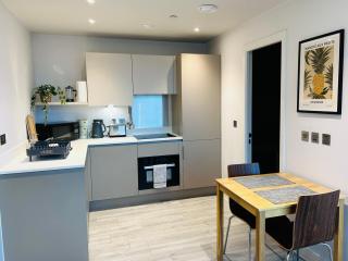 Stylish studio apartment, One Thames Valley - 3