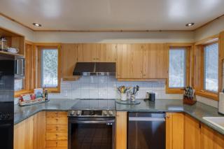 Cliff Cabin | Hot Tub | Spectacular Views - 3