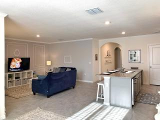 Stunning 3BR Modern Retreat, 20min to Beaches & Downtown, Pondside Bliss - 5
