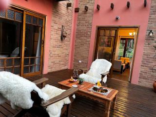 CHALÉ HORTÊNSIA chalé no CAMPO com roupas de cama e banho, internet de alta velocidade, cozinha equipada, estacionamento privativo, decks, jardins e lareiras - 3