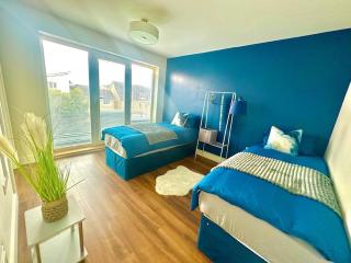 5 bedroom-9 beds- 3bathrooms- 2FREE parking spots - 8