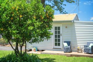 Fremily Cottage - Charming White Cottage - Berry - 2