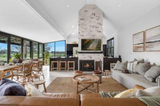 The Lodge - Historic Getaway in a Prime Destination - 0