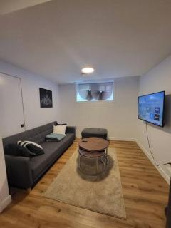 Pebbles' Cozy 2Bed Basement Suite - near Downtown - 7