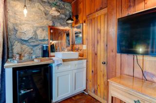 The Furry Lodge Suite #1 - Waynesville - 2