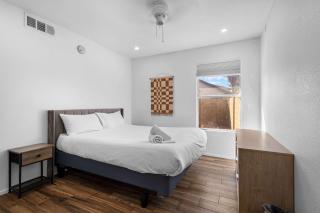 The Glendale Pool House Oasis with Jacuzzi Golf Billiards - Glendale - 3