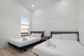 The Glendale Pool House Oasis with Jacuzzi Golf Billiards - Glendale - 1