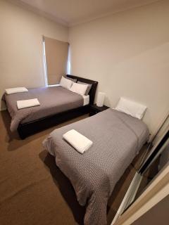 Serene Holiday home-4 Bedroom ensuite home - Kambah - 6