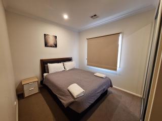 Serene Holiday home-4 Bedroom ensuite home - Kambah - 2