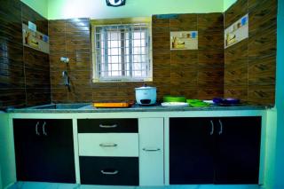 S S Home Stay -2BHK & 1BHK luxury AC Service Apartments for group of families - Best location - Modular Kitchen - Super fast Wi-Fi- Near to Tirupati Bus Stand and Railway Station - Tirupati - 3