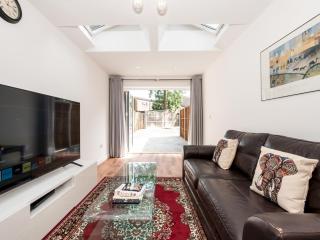 Spacious 3-Bedroom House in Colindale - Free Parking Garden Pass The Keys - Edgware - 0