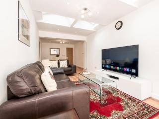 Spacious 3-Bedroom House in Colindale - Free Parking Garden Pass The Keys - Edgware - 5