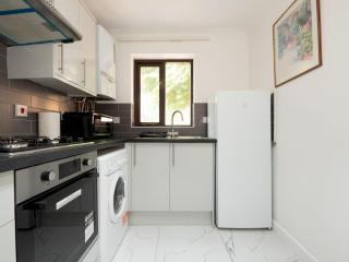 Spacious 3-Bedroom House in Colindale - Free Parking Garden Pass The Keys - Edgware - 2