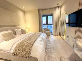 Breathtaking 2BR with Full SeaView - Dubai - 2