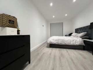 1 Bedroom Apartment By Brookland Stays Serviced Accommodation Short Lets Essex With Free WIFI - 2