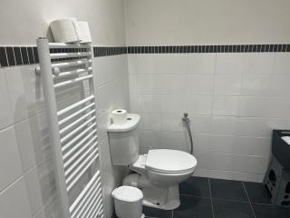 Self contain studio with room, double bed, kitchen - 8