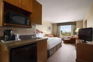 Super 8 by Wyndham Fort St. John BC - 3