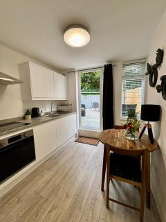 Stylish and Chic Seaside Apartment - Southend-on-Sea - 8