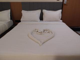 Treebo Hotel GRS Palace - Varanasi - 5