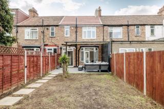 Modern home with driveway parking for 2 vehicles, near Tottenham Hotspur Stadium, White Hart Lane Train Station - London - 3
