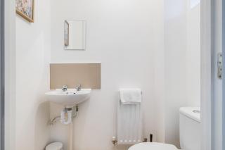 Modern & comfortable 4 bed house - 3