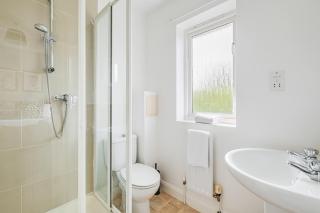 Modern & comfortable 4 bed house - 2
