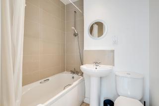 Modern & comfortable 4 bed house - 5