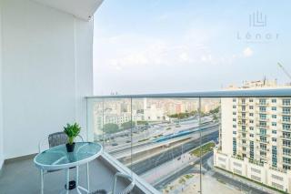 Elegant 1BR with Outdoor Cinema & Clinic - Dubai - 9