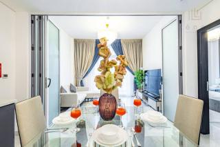 Elegant 1BR with Outdoor Cinema & Clinic - Dubai - 4
