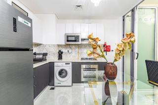 Elegant 1BR with Outdoor Cinema & Clinic - Dubai - 3
