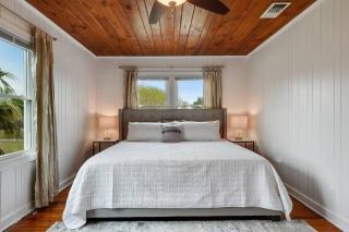Cozy cottage by the Sea -near downtown with patio! - 0