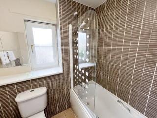 Glasgow Central - Entire house - Free Parking , Free super fast Wifi , Private garden & Parking security - 2