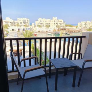 Nayah Stays, Luxurious bedroom in Fanadir Marina - 2