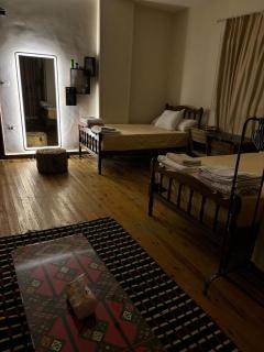 غرفة في مدينة نصر موقع متميز وسط المدينة للرجال فقط - 0