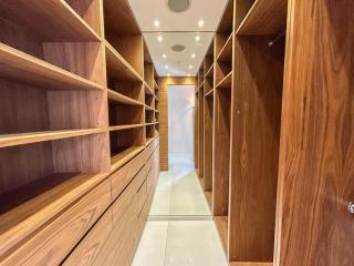 Elegant Penthouse Apartment in Prime Location - 4