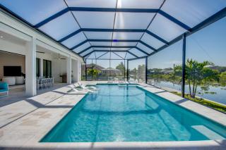BRANDNEW Villa-PureSun at Canal intersection, heated saltwater pool and spa, facing south - Cape Coral - 6