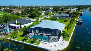 BRANDNEW Villa-PureSun at Canal intersection, heated saltwater pool and spa, facing south - Cape Coral - 2