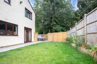 Modern 5-Bed Home With Hot Tub - - 4