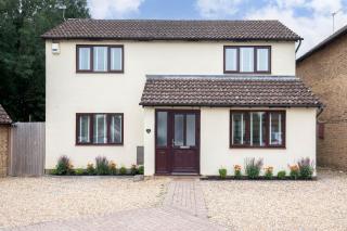 Modern 5-Bed Home With Hot Tub - - 5