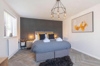 Modern 5-Bed Home With Hot Tub - - 3